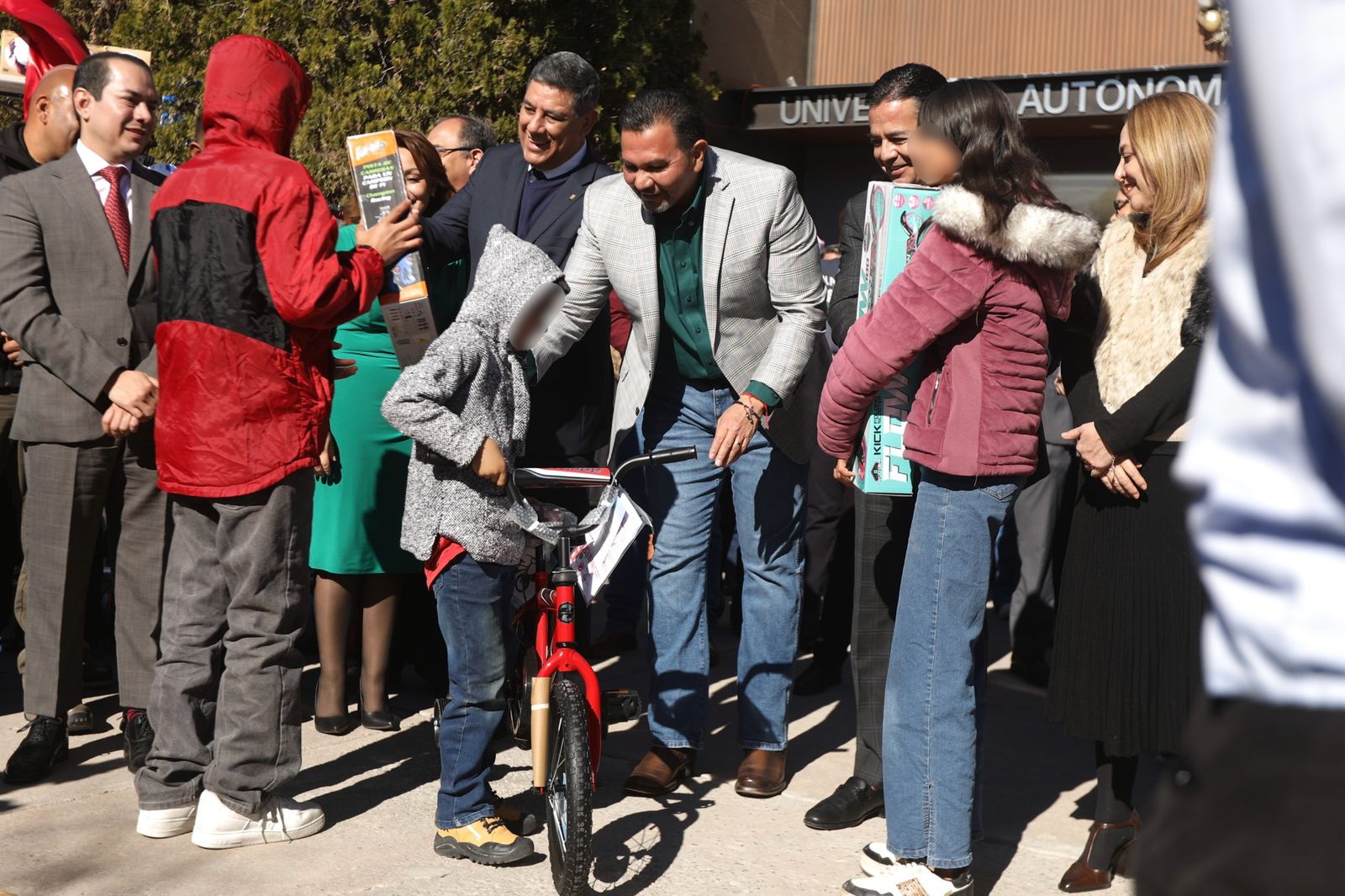 UACJ dona 19 mil juguetes para fortalecer la tradición del Santa Bombero
