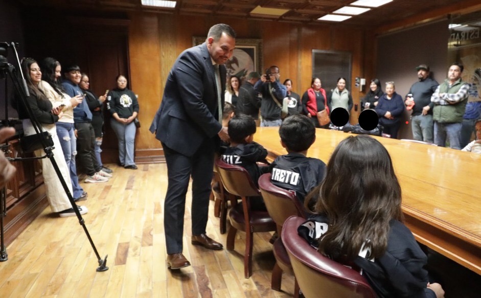 Jugadores infantiles de futbol americano visitan al alcalde previo a juego especial