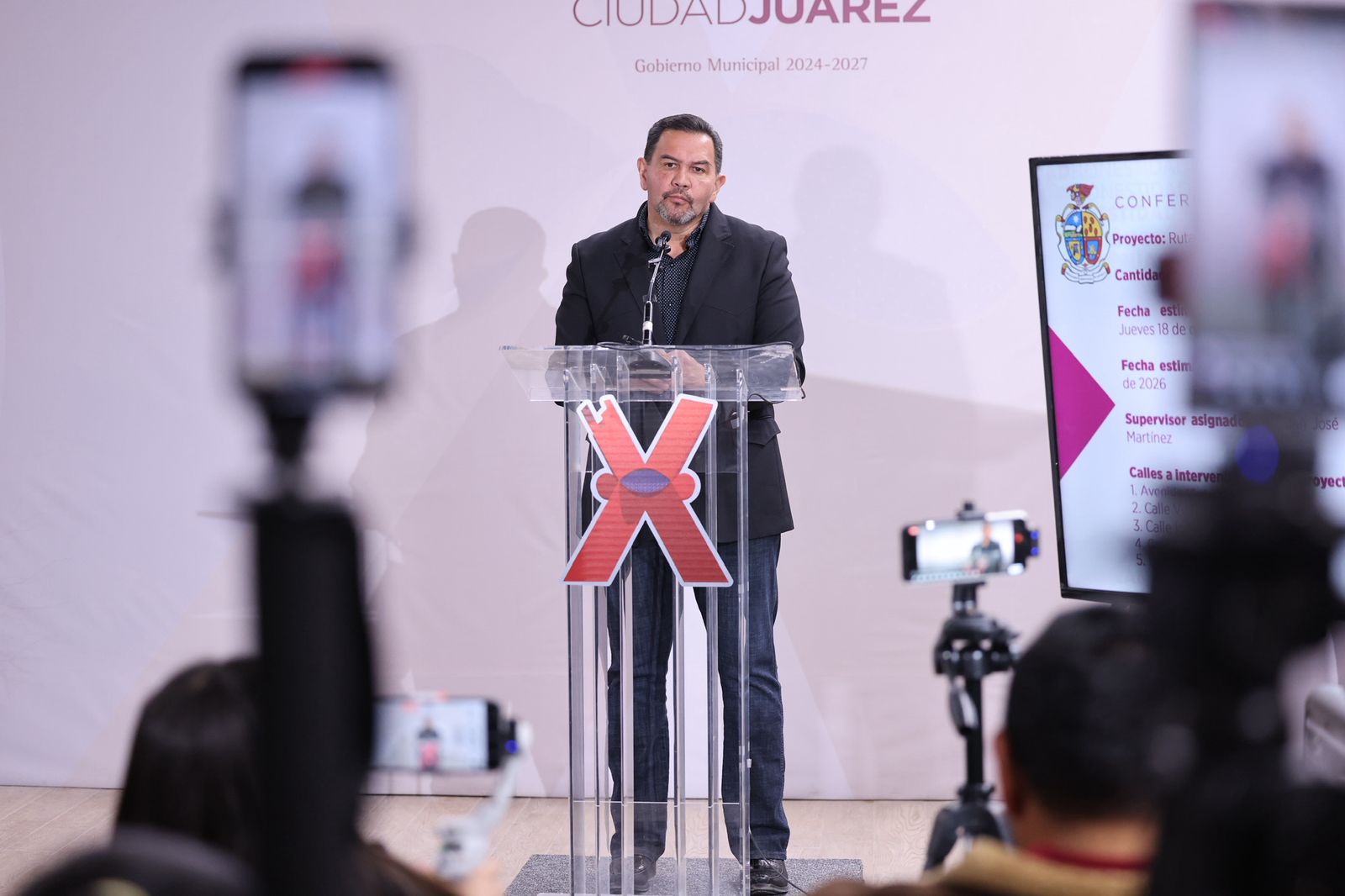 Largas filas y espíritu navideño: familias acampan para recibir al Santa Bombero