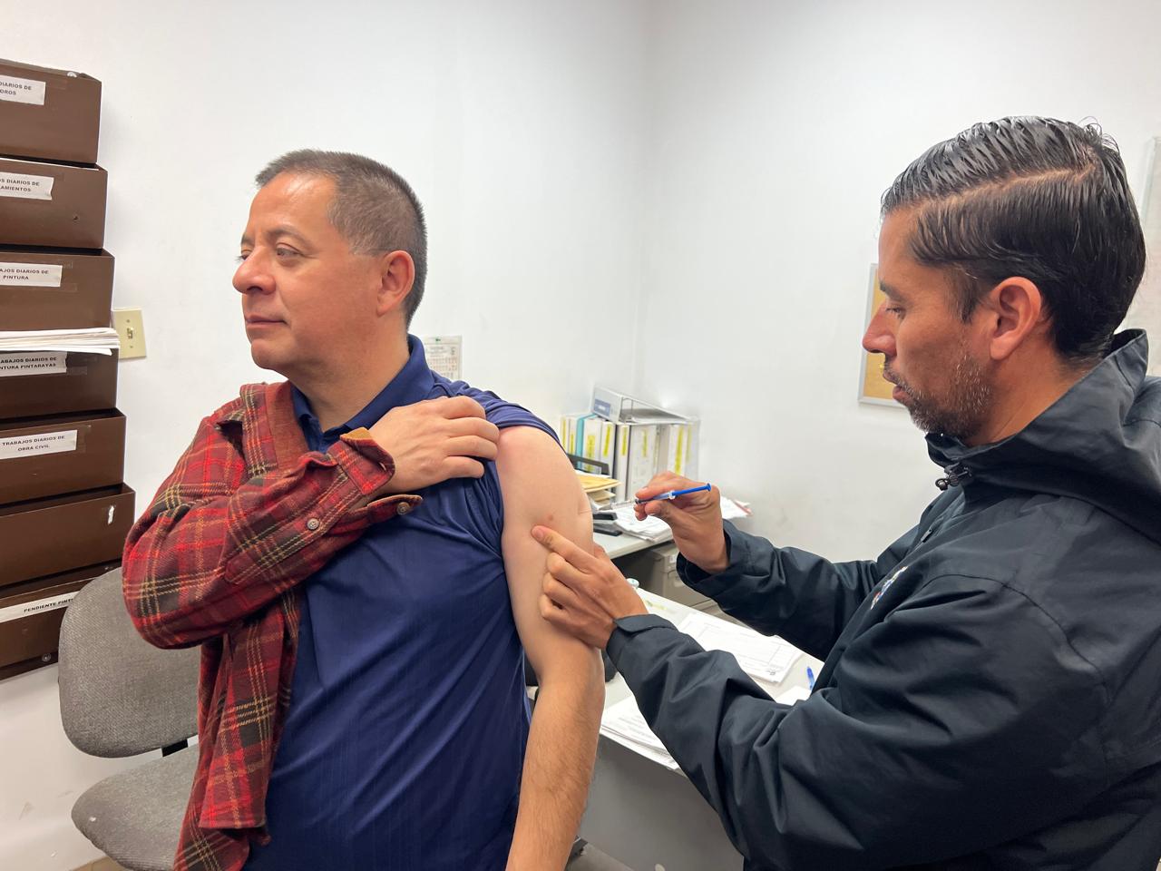 Refuerzan vacunación invernal en oficinas municipales para proteger a empleados y visitantes