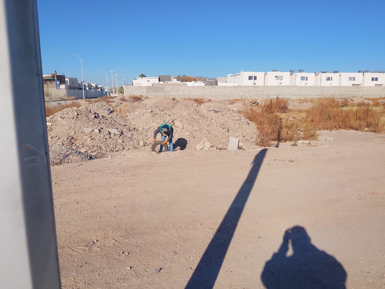 Retiran cientos de llantas abandonadas en la avenida De las Torres