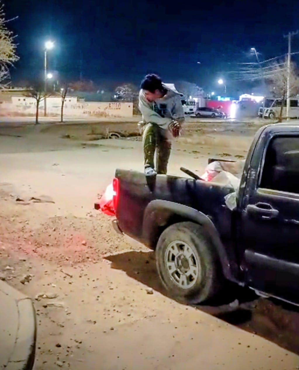 Vecinos denuncian a dos hombres por tirar escombro en dique del Suroriente