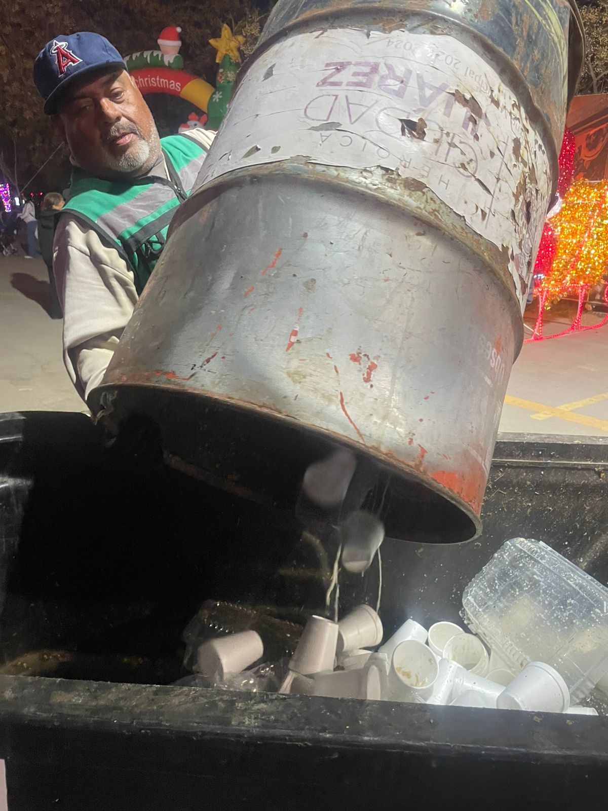 Limpia refuerza labores para mantener reluciente la Villa Navideña