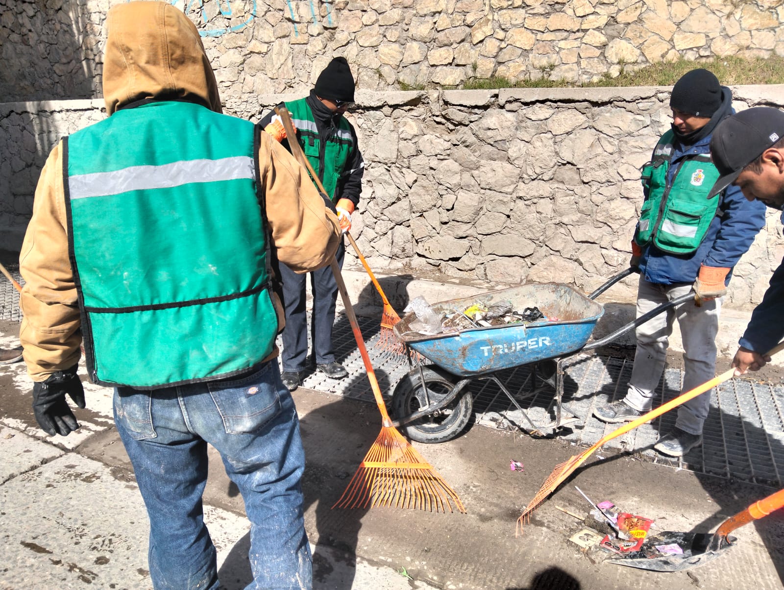 Refuerzan limpieza en avenida De los Insurgentes tras recientes lluvias y nevada