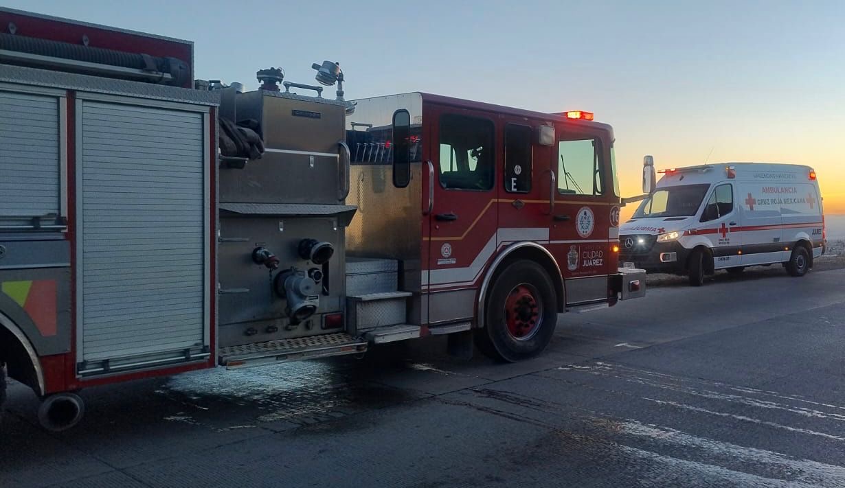 Rescatan a tres personas tras caída de vehículo a barranco en Camino Real