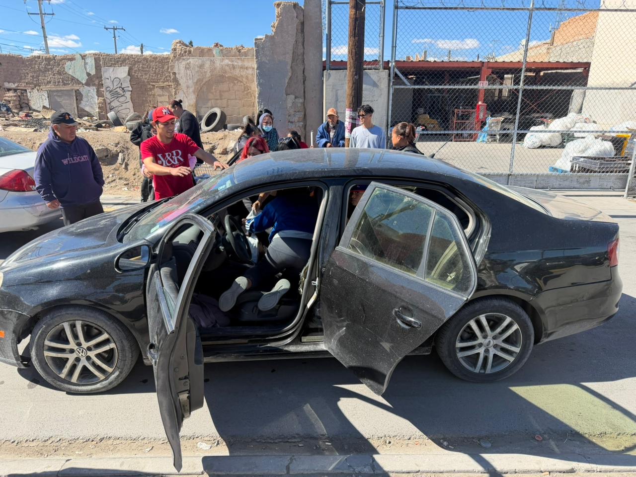 Policías de Juárez se transforman en héroes: auxilian a mujer que dio a luz en plena calle