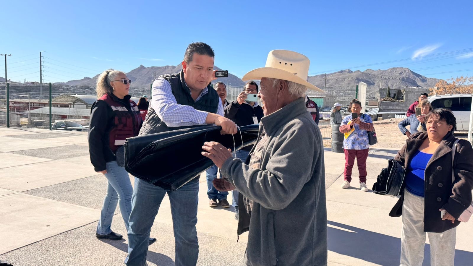 Desarrollo Social llega con alimentos, cobijas y hules a familias de colonias vulnerable