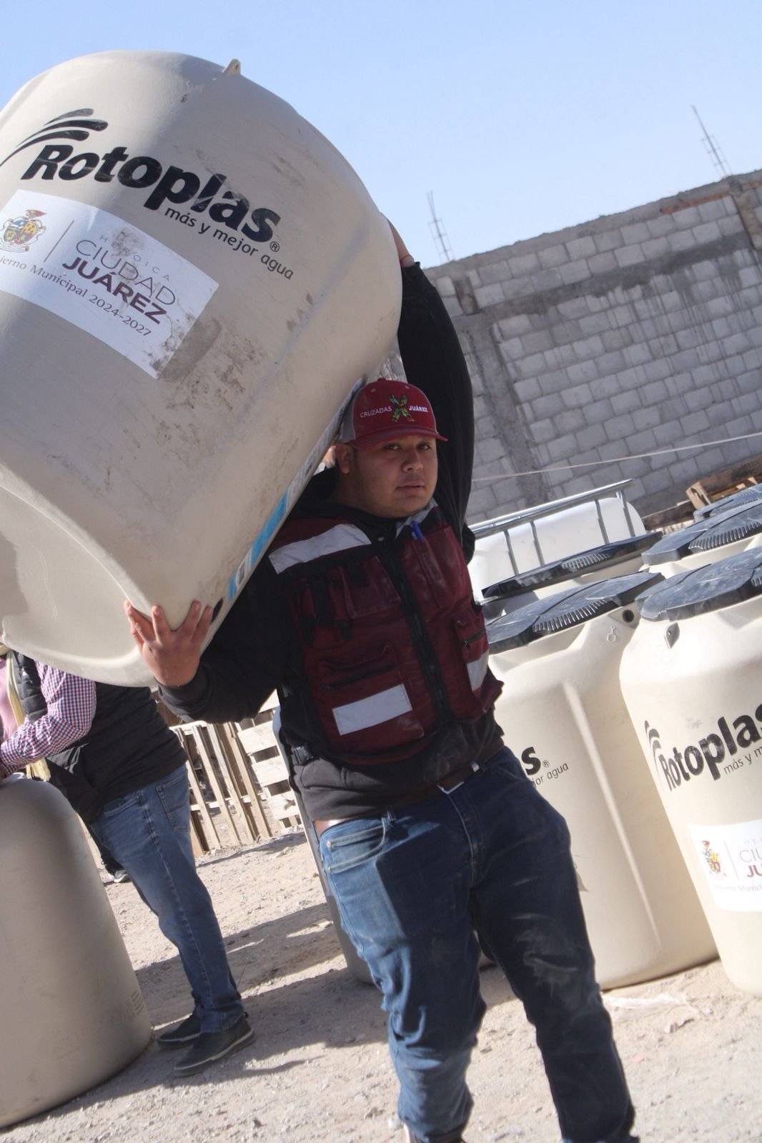 Respiro para el poniente: Desarrollo Social dota de tinacos a familias sin red de agua potable