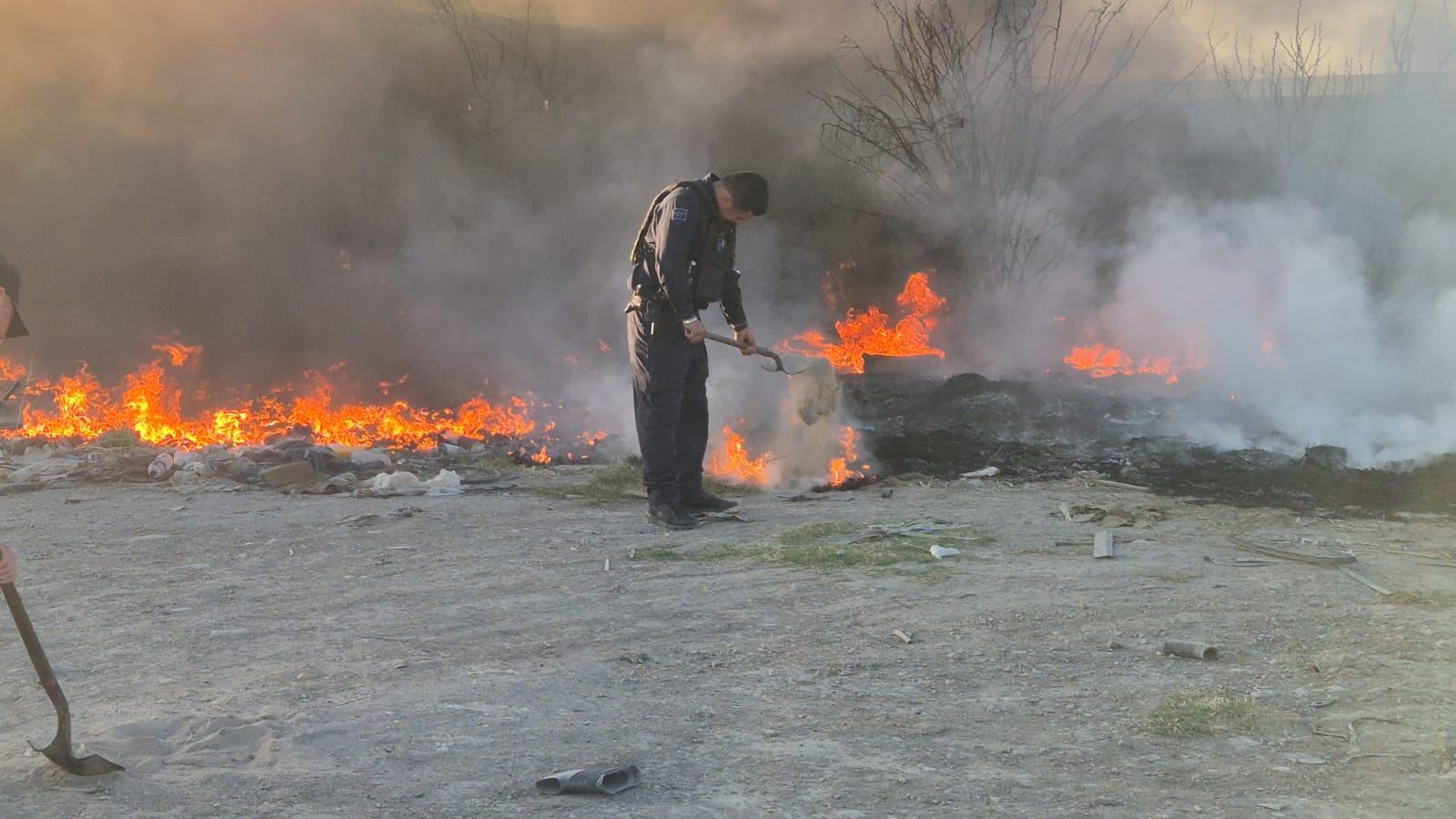 ¡Peligro inminente! Policías actúan como bomberos para sofocar incendio provocado en la colonia Educación