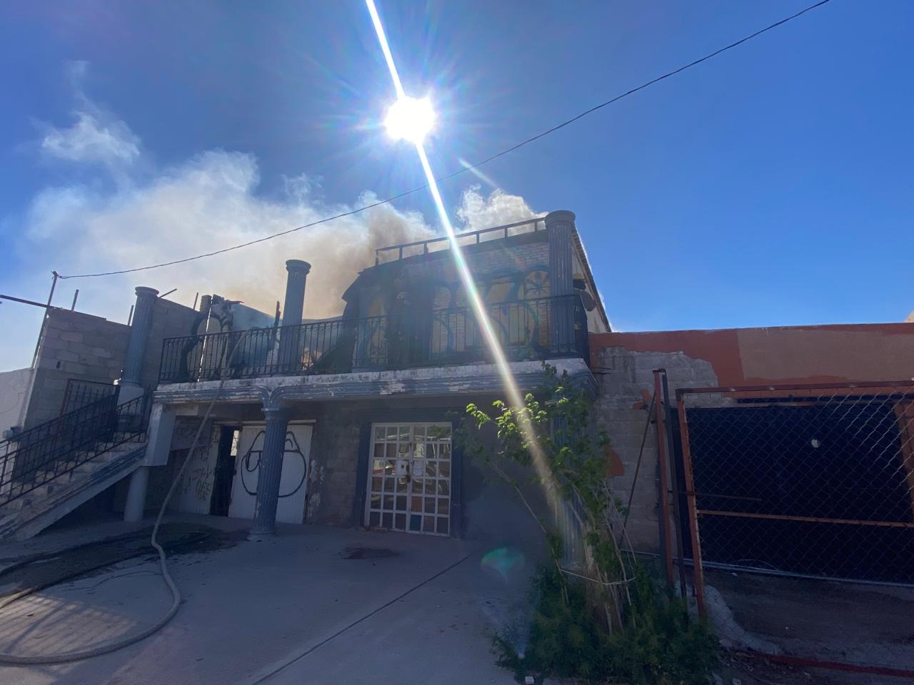 ¡Alerta en Córdova Américas! Bomberos evitan tragedia al sofocar intenso incendio en bodega