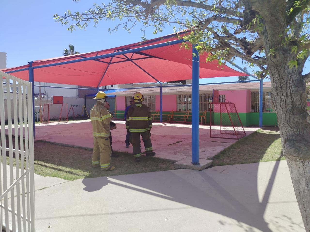 ¡Alerta en El Roble! Evacuan plantel educativo por amenaza de bomba y despliegan fuerte operativo