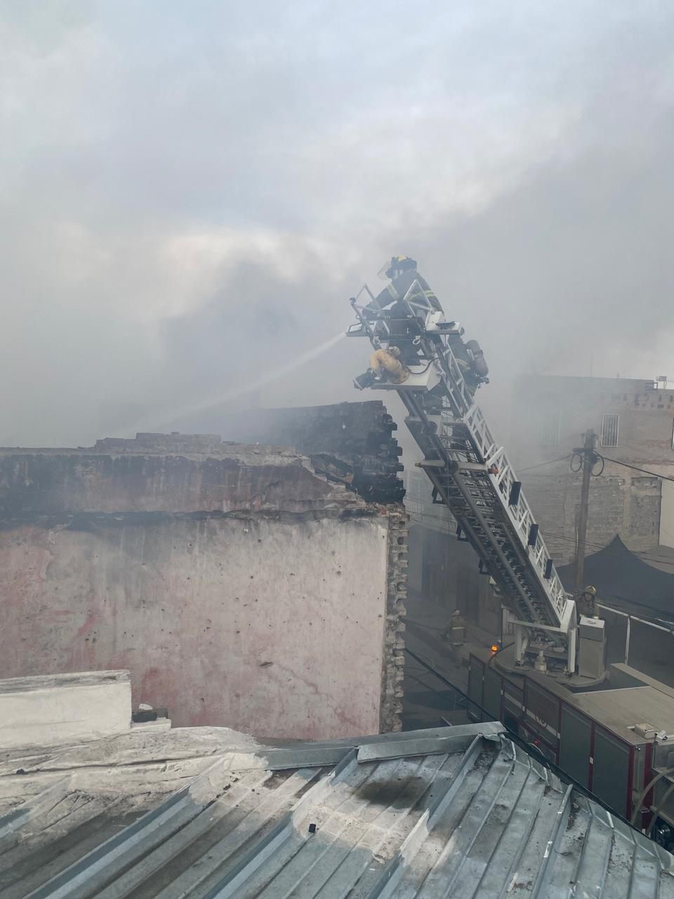 ¡Alerta en la Zona Centro! Bomberos sofocan incendio en edificio abandonado para evitar tragedia