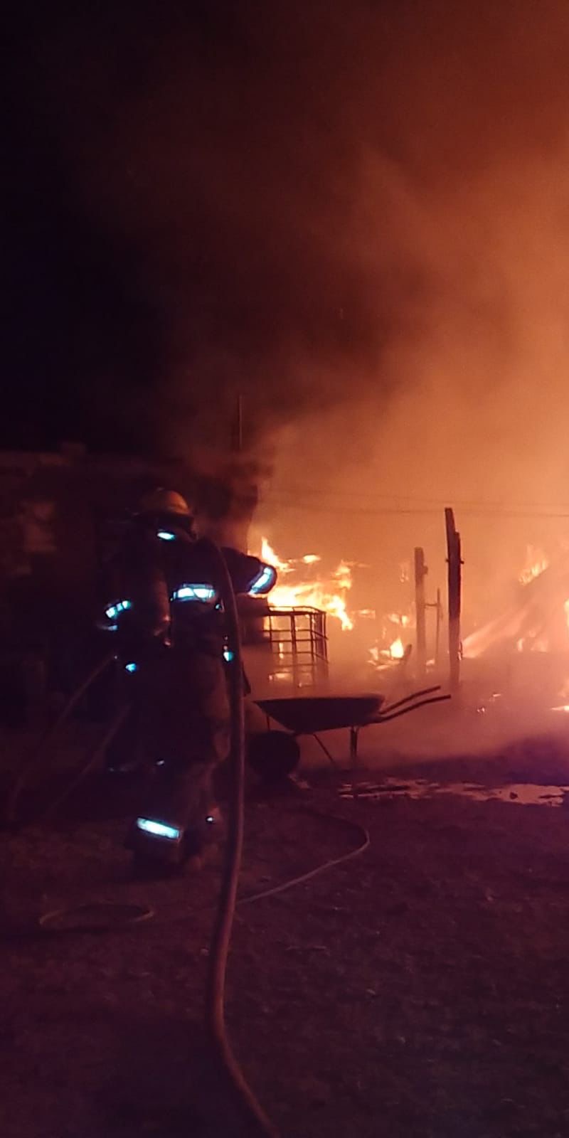 ¡Alerta de madrugada! Heroica intervención de bomberos sofoca incendio que afectó cuatro viviendas en Tierra Nueva Etapa 2