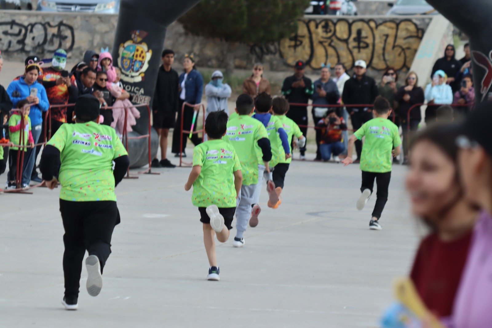 ¡A toda velocidad! Más de 200 niños celebran el Domingo de Pascua corriendo en el Parque Extremo
